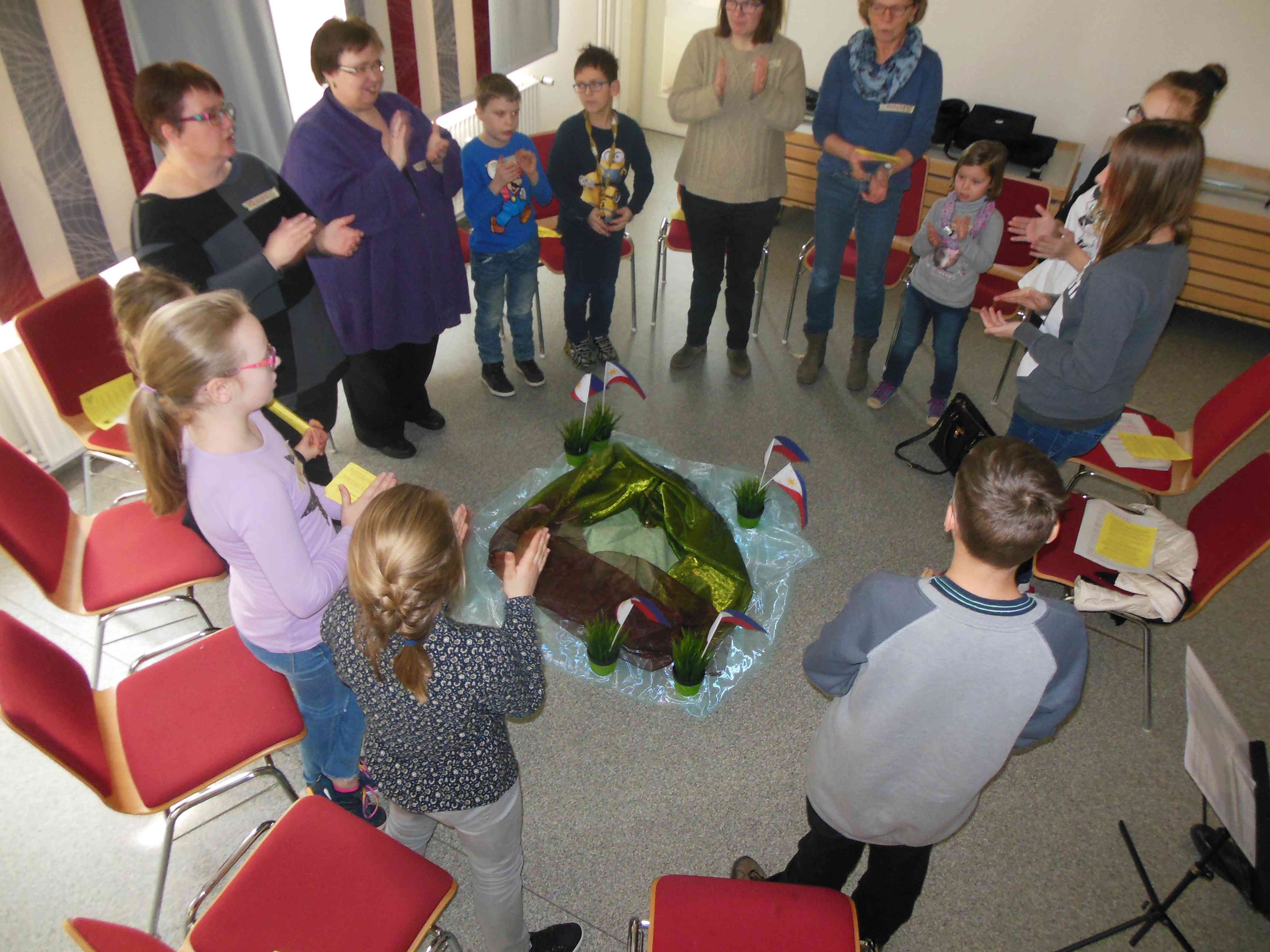 rhythmisches Klatschen bei philippinischen Kinderliedern im Singkreis, Foto: Appun